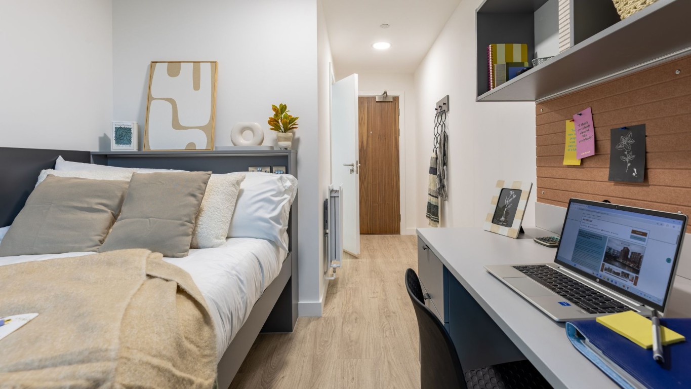  Classic 5 Bed  -  Waterside  - Gallery -  3