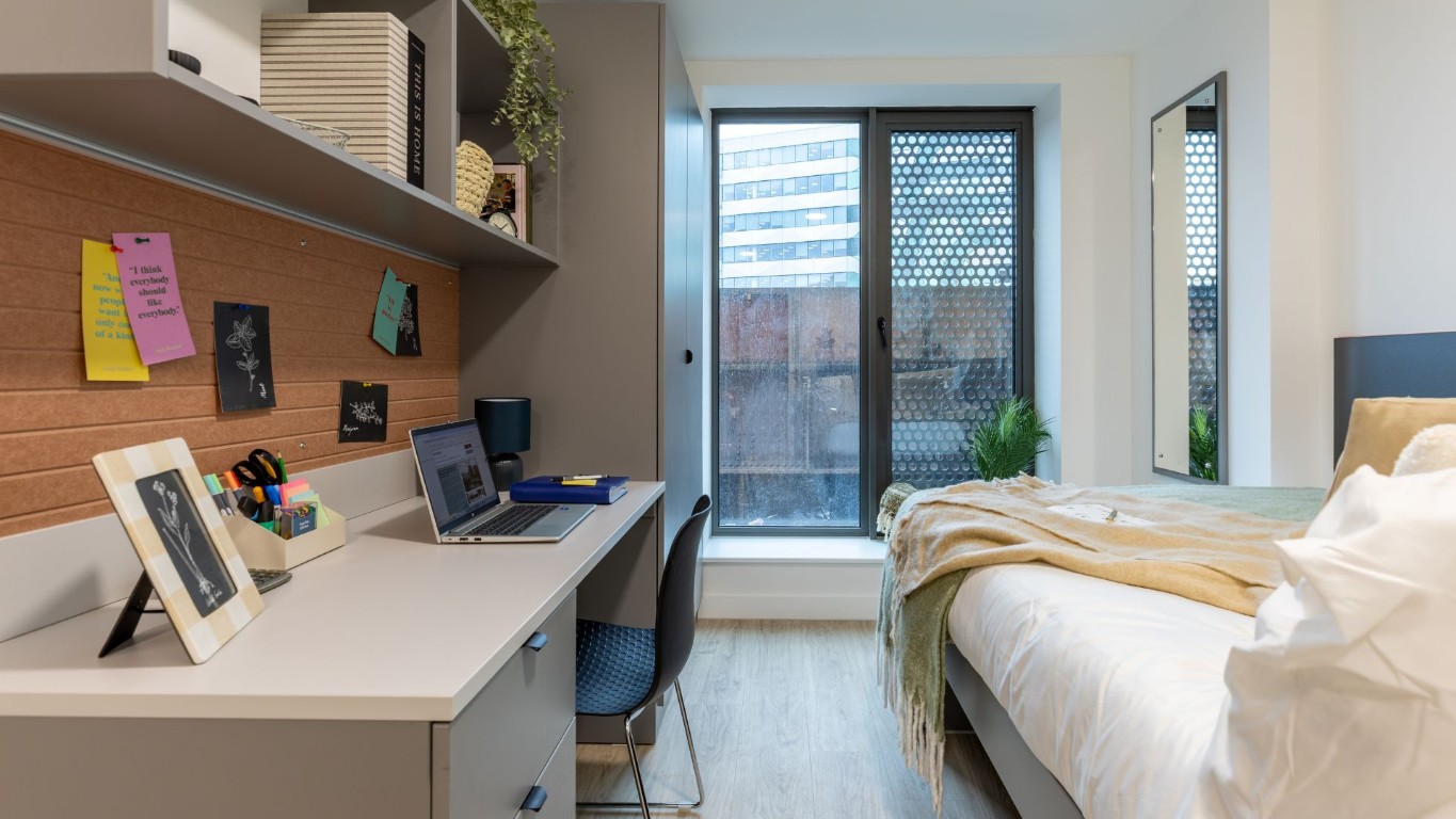  Classic 5 Bed  -  Waterside  - Gallery -  4