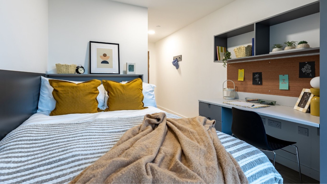  Classic 5 Bed  -  Waterside  - Gallery -  2