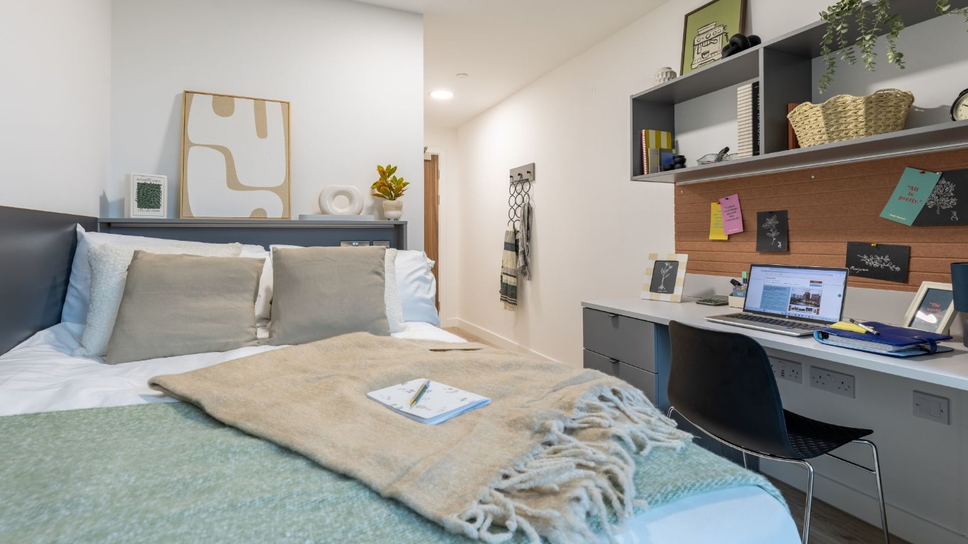  Classic 5 Bed  -  Waterside  - Gallery -  1