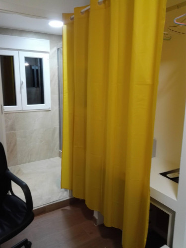 Double & ensuite bedroom in a 5-bedroom apartment.