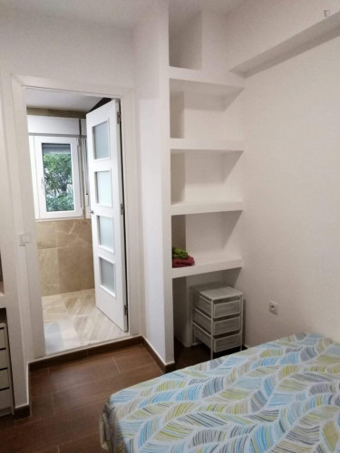 Double & ensuite bedroom in a 5-bedroom apartment.