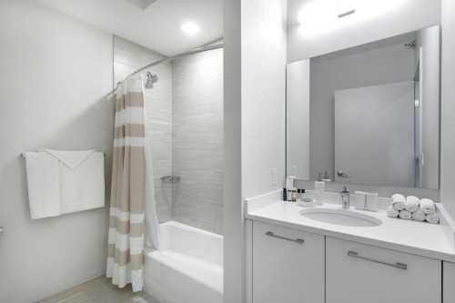 East Huron Street, Chicago, IL - Gallery - 10