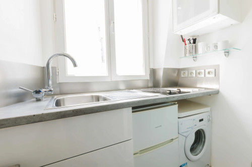 Cosy Studio overlooking the rooftops of Paris
