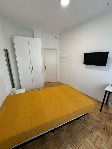 Snug single bedroom in the Norton de Matos neighbourhood