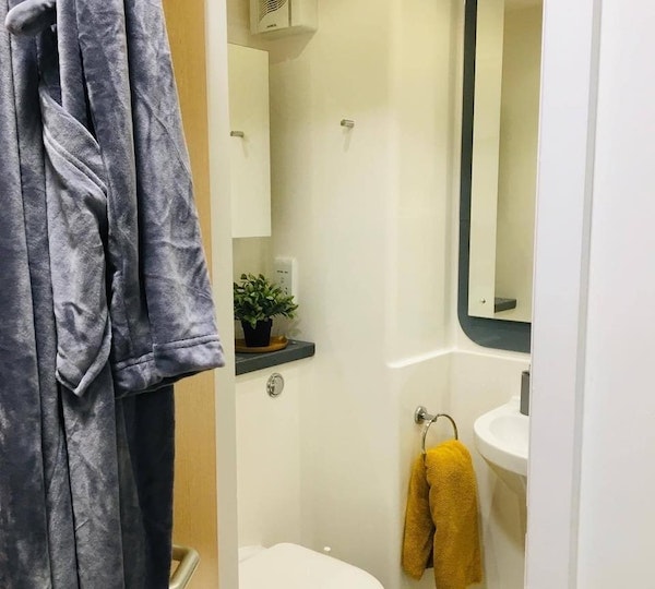 En-Suite Bronze - The Towpath Roost - Gallery - 6