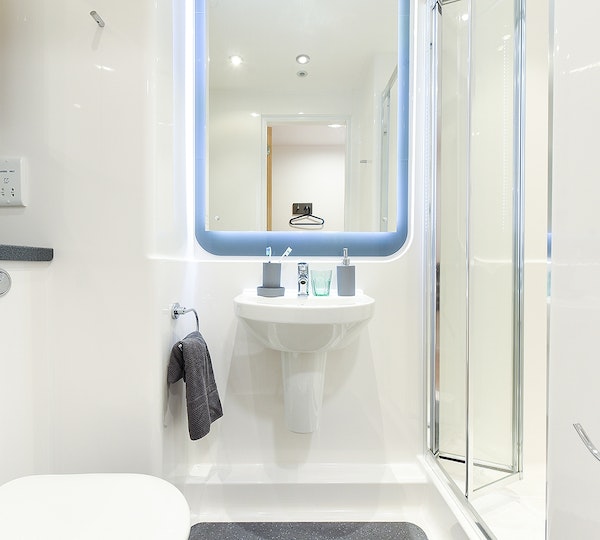 En-Suite Silver - The Towpath Roost - Gallery - 3