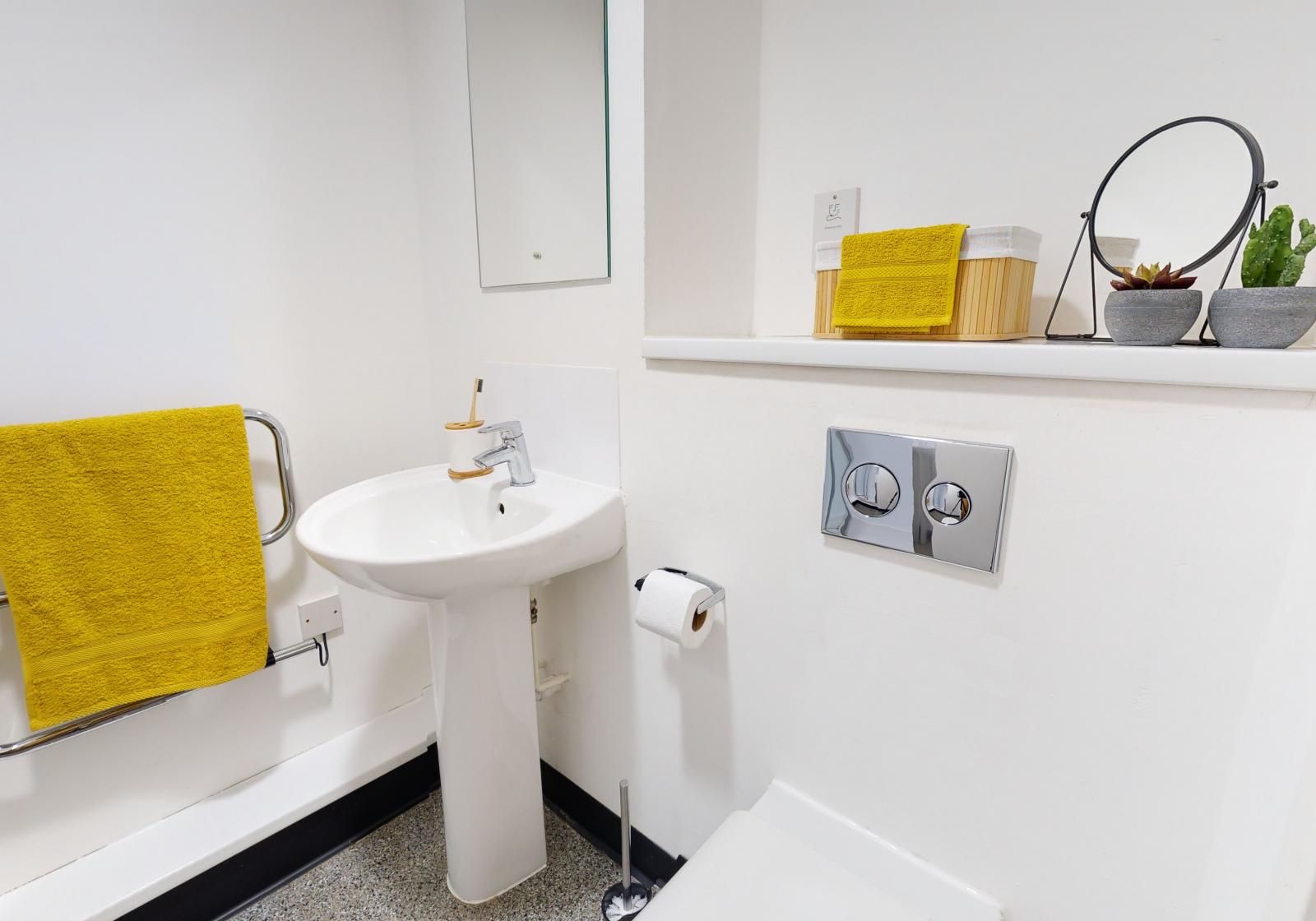 2 Bed Apartment Upper Flr - 3