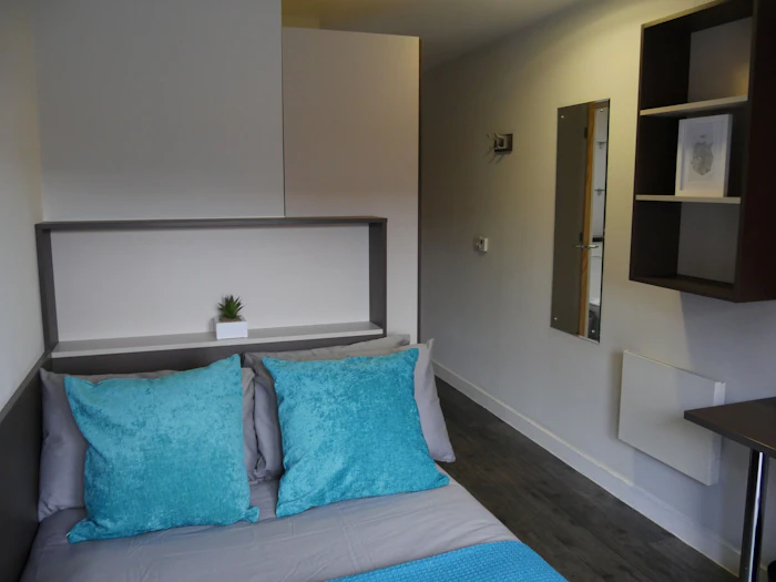 En-Suite Bronze - Cornerhouse Roost - Gallery - 1