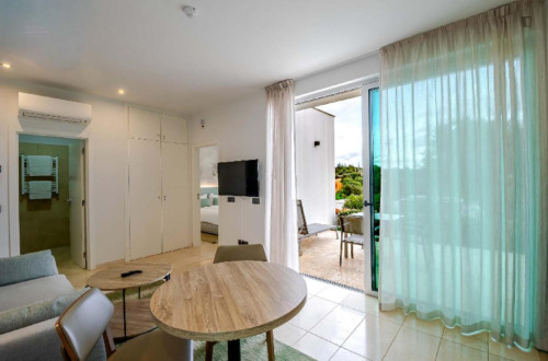Modern 1 Bedroom House with garden in a Condominium Complex close to Estombar - Lagoa Train Station