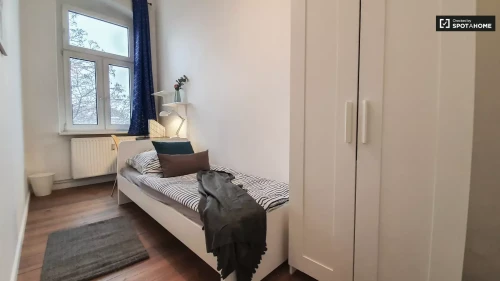 Room in a shared 8-bedroom apartment for rent in Berlin, all bills included.