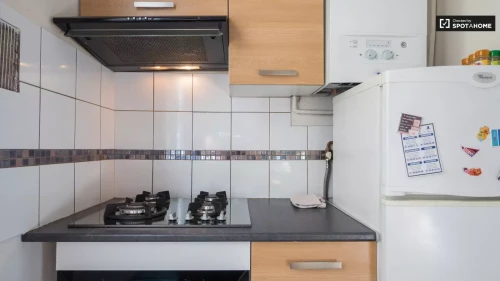 Large room with shelving in 3-bedroom apartment, Observatoire