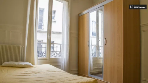 Large room with shelving in 3-bedroom apartment, Observatoire