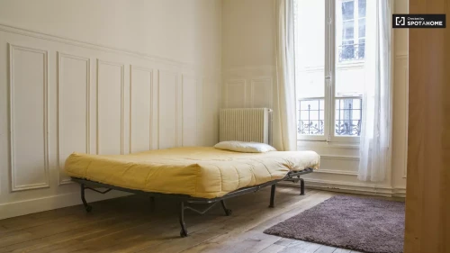 Large room with shelving in 3-bedroom apartment, Observatoire