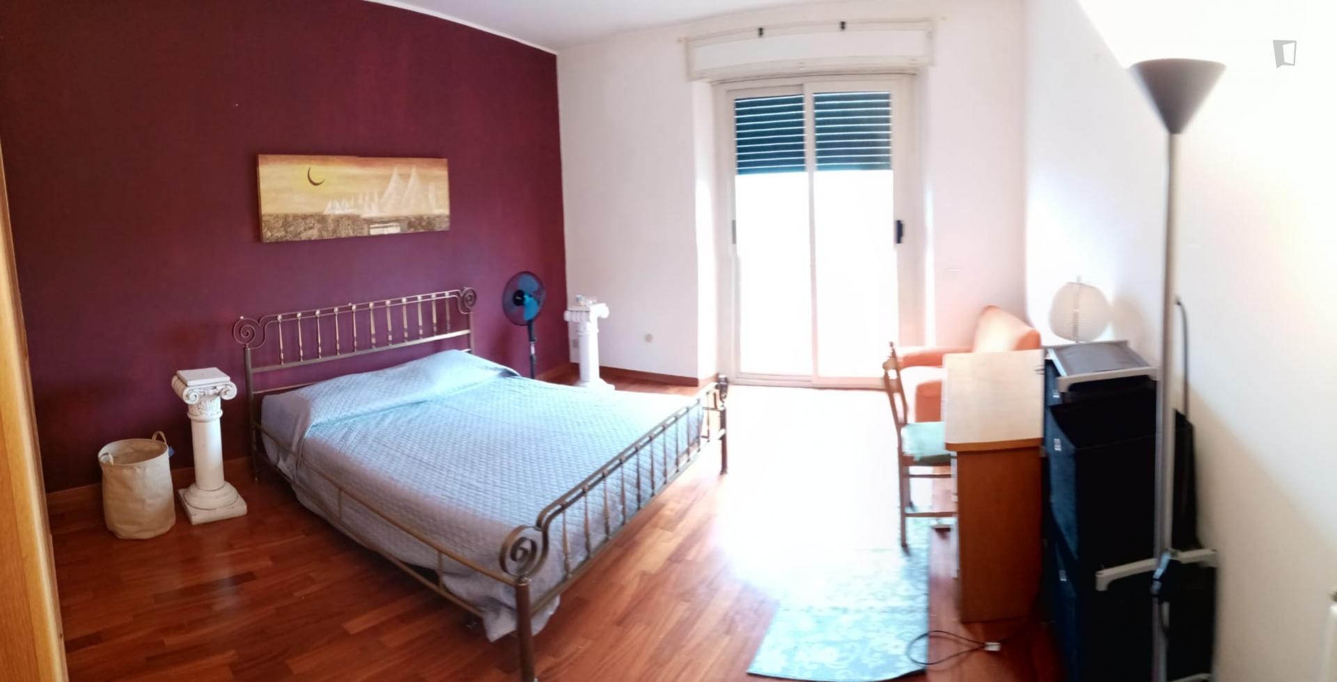 Double bedroom in Pigneto neighbourhood