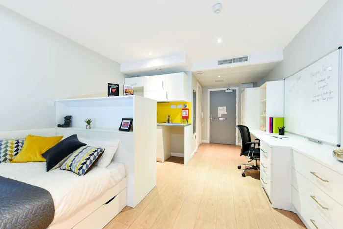  Studio Silver  -  Merchant Studios  - Gallery -  1