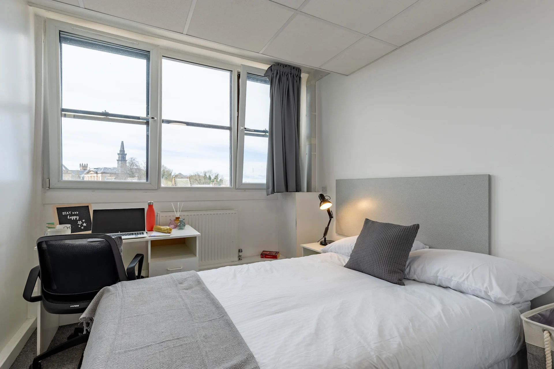 Silver En Suite City View - MyPad Paisley - Gallery - 1