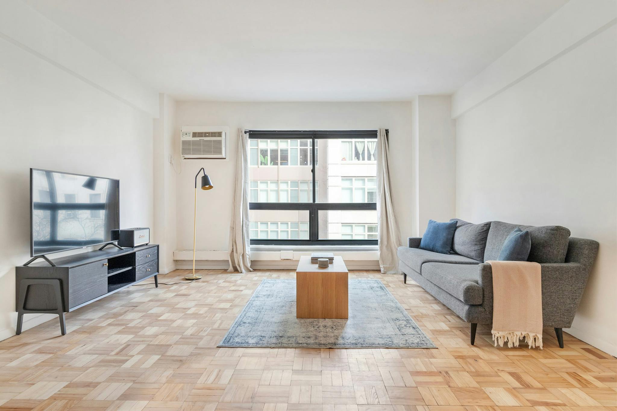 Entire Place - Rue Berri, Montréal - Gallery - 1