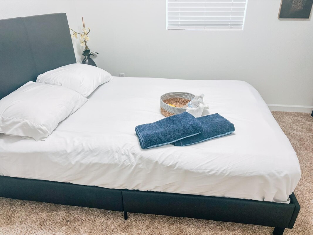 Cozy Queen Bedroom(Full Room) - 1