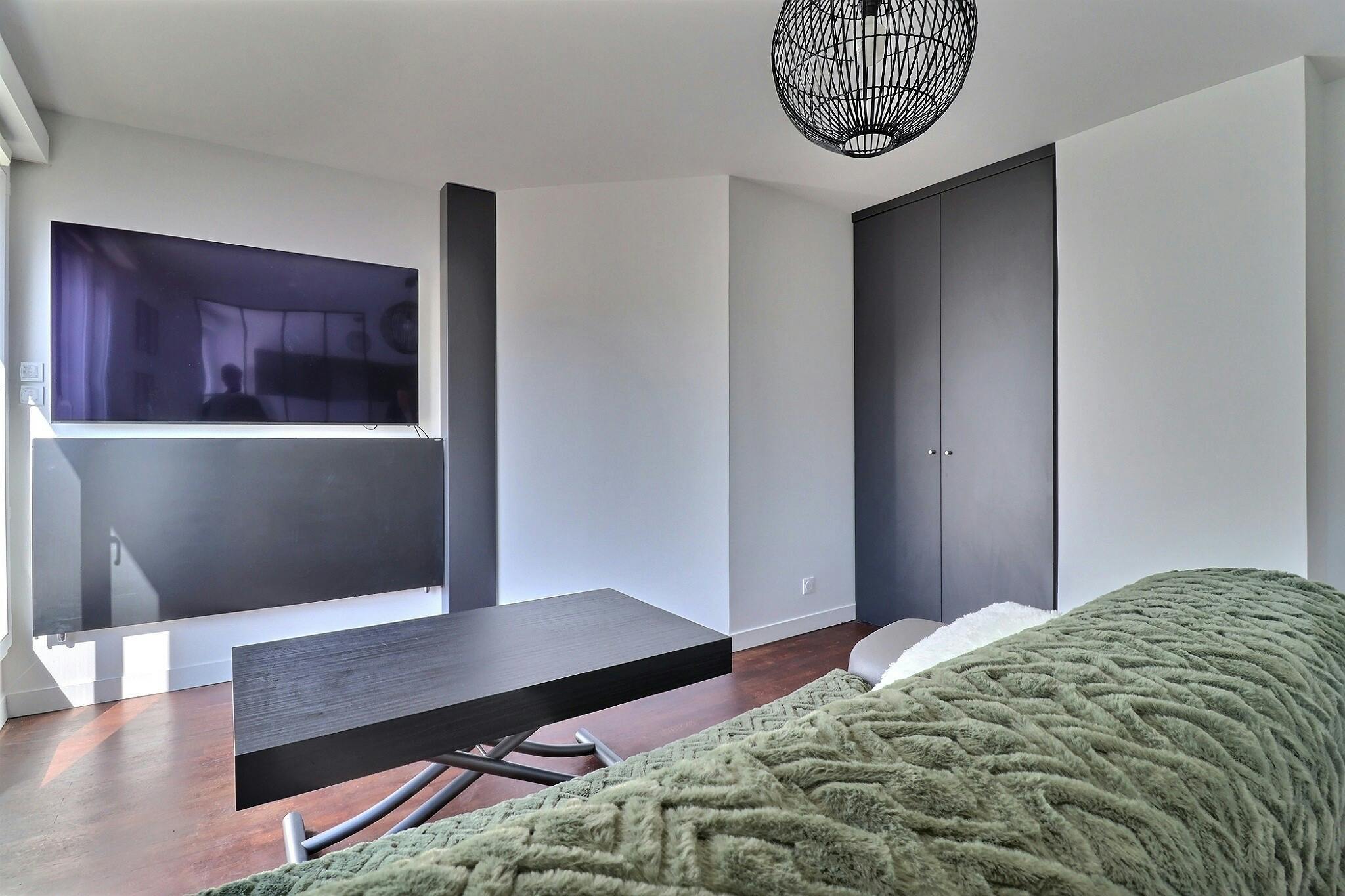  Entire Place  -  Rue Paul Vaillant Couturier, Levallois-Perret  - Gallery -  1