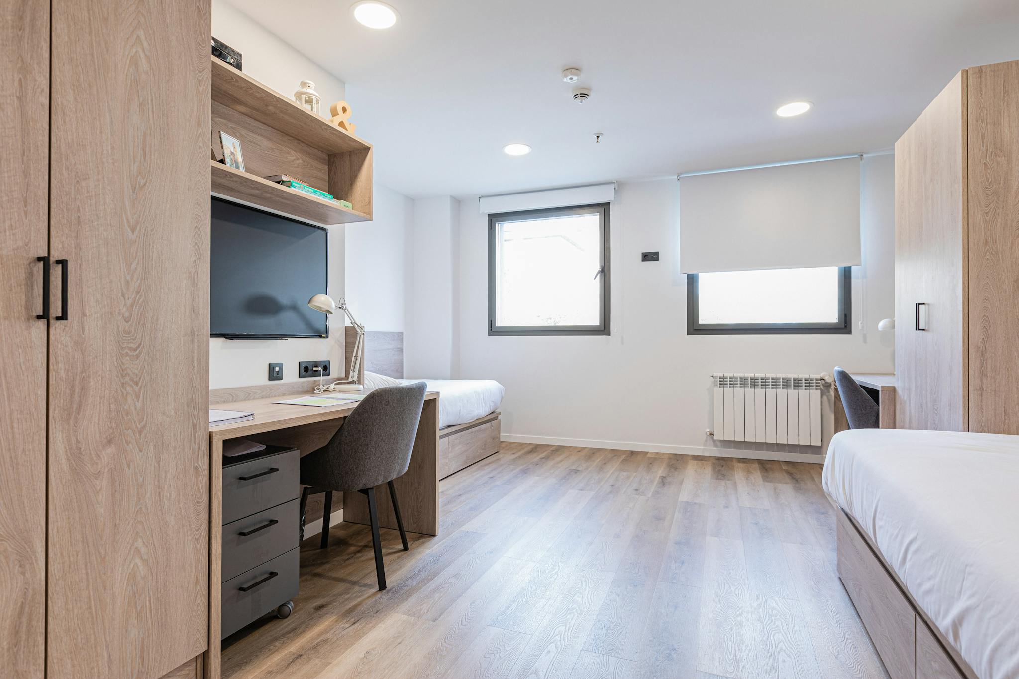 Shared Room - Avenida del Cardenal Herrera Oria, Santander - Gallery - 1