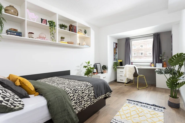 Extra Large Standard Double En-Suite: Three Bedroom Flat - Unite Students New Medlock House - Gallery - 3