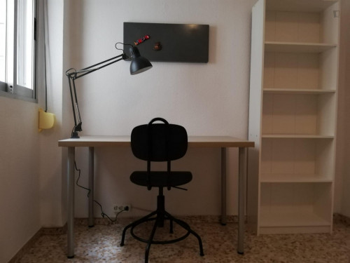 Bright single bedroom in a 3-bedroom apartment near València-Cabanyal train station