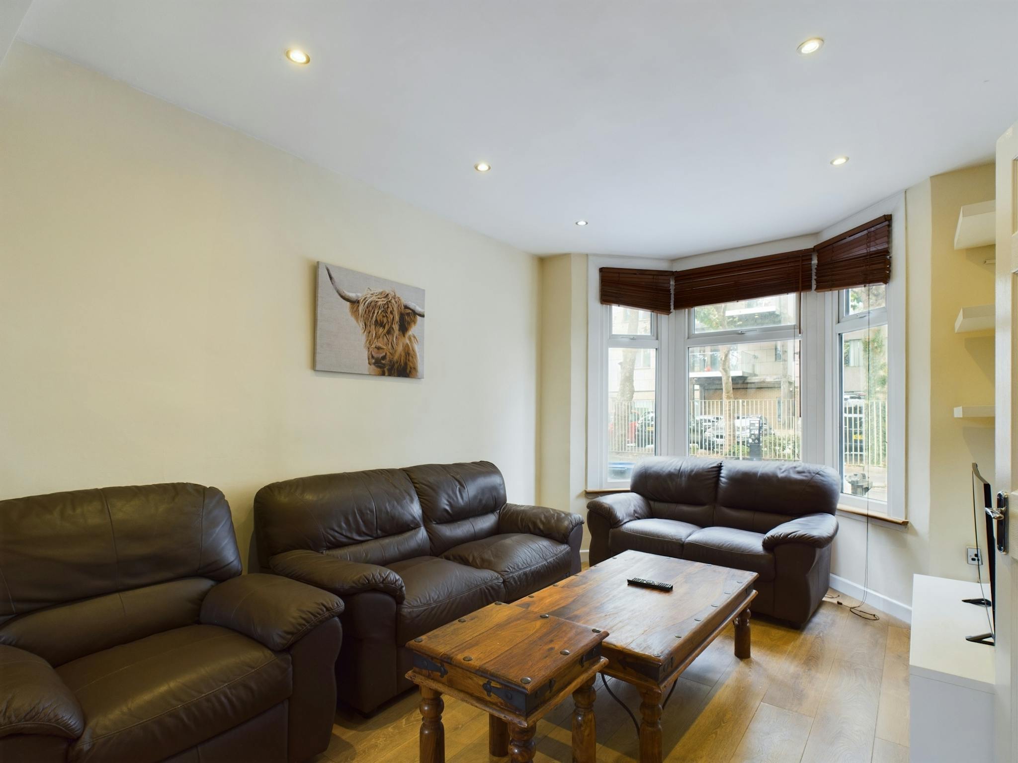  Entire Place  -  Cross Road, Croydon  - Gallery -  1