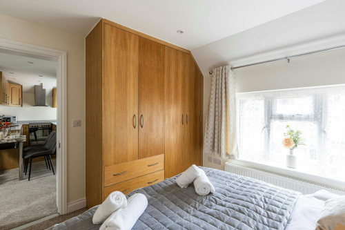 Foxburrows Avenue, Guildford - Gallery - 8