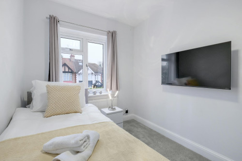 Rosslyn Crescent, Wembley  - Gallery -  5