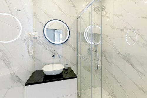 Rue Quentin Bauchart, Paris