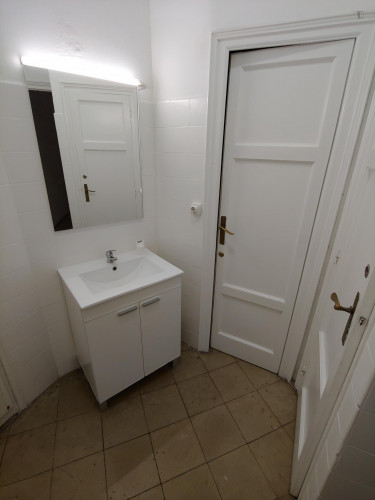 Double bedroom in 14-bedroom apartment