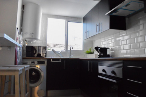 Bright single ensuite bedroom in a 3-bedroom apartment near Amistat-Casa de Salut metro station  - Gallery -  5