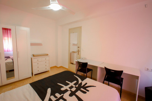 Alluring double ensuite bedroom in a 4-bedroom apartment near València-Cabanyal train station - Gallery - 13