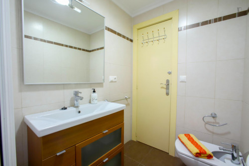 Alluring double ensuite bedroom in a 4-bedroom apartment near València-Cabanyal train station