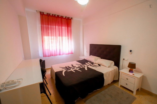 Alluring double ensuite bedroom in a 4-bedroom apartment near València-Cabanyal train station