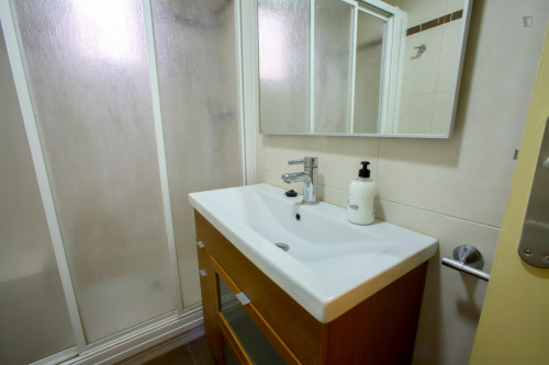 Cozy single bedroom in a 4-bedroom apartment near València-Cabanyal train station