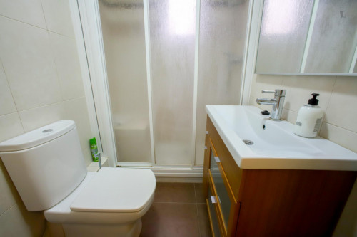 Cozy single bedroom in a 4-bedroom apartment near València-Cabanyal train station