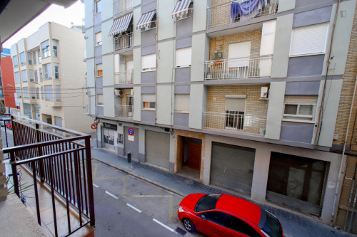 Cozy single bedroom in a 4-bedroom apartment near València-Cabanyal train station
