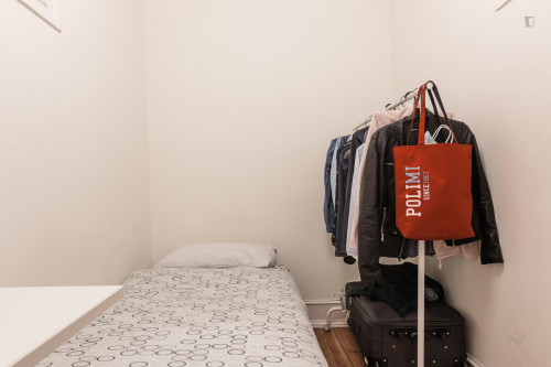 Small single bedroom with no window in 6-bedroom apartment next to IST