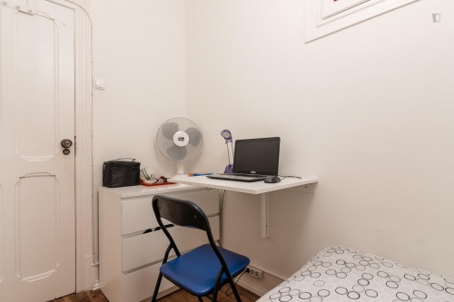 Small single bedroom with no window in 6-bedroom apartment next to IST