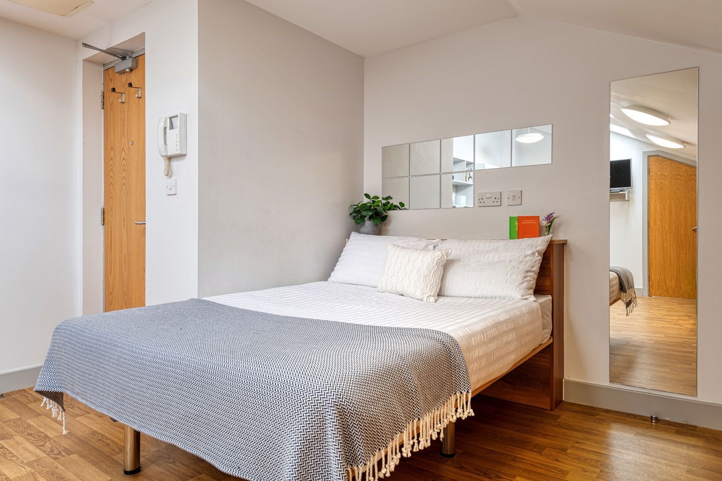  Luxury Plus Studio  -  Collegiate St James Street  - Gallery -  4