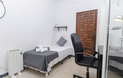 Nice single bedroom in a 4-bedroom apartment near Paral·lel metro station