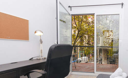 Nice single bedroom in a 4-bedroom apartment near Paral·lel metro station