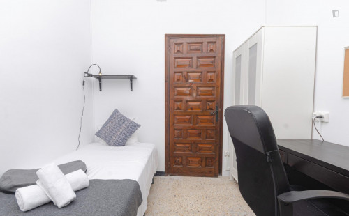 Nice single bedroom in a 4-bedroom apartment near Paral·lel metro station