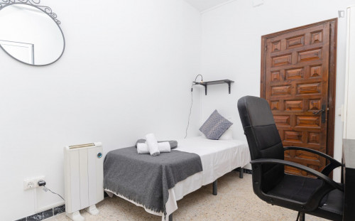 Nice single bedroom in a 4-bedroom apartment near Paral·lel metro station