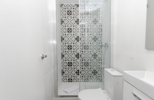Charming double ensuite bedroom in a 4-bedroom apartment near Paral·lel metro station - Gallery - 12
