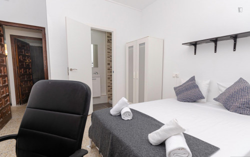 Charming double ensuite bedroom in a 4-bedroom apartment near Paral·lel metro station - Gallery - 6