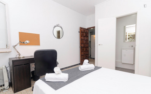 Charming double ensuite bedroom in a 4-bedroom apartment near Paral·lel metro station - Gallery - 5