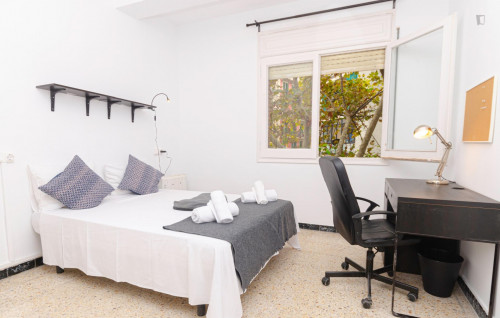 Charming double ensuite bedroom in a 4-bedroom apartment near Paral·lel metro station